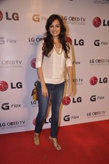 Dia Mirza feet photo thumbnail