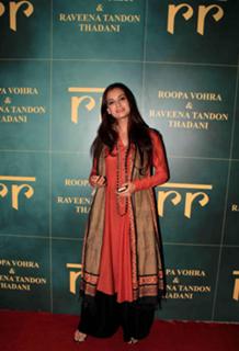 Dia Mirza feet photo thumbnail
