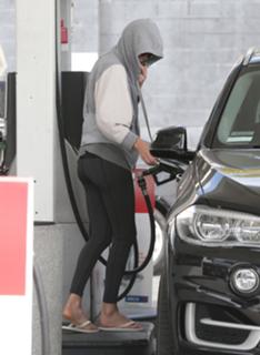 Charlize Theron feet photo thumbnail
