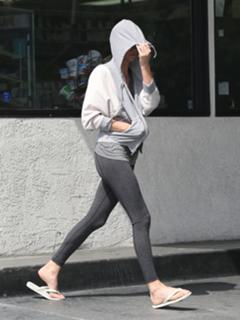 Charlize Theron feet photo thumbnail