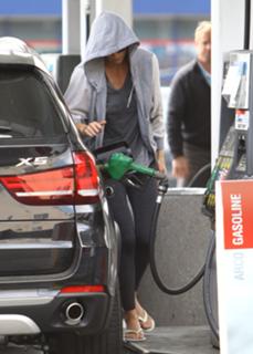Charlize Theron feet photo thumbnail