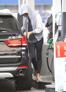 Charlize Theron feet photo thumbnail