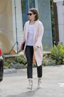 Mandy Moore feet photo thumbnail