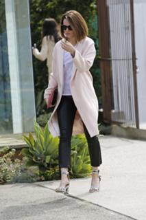 Mandy Moore feet photo thumbnail