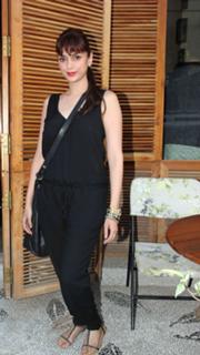 Aditi Rao Hydari feet photo thumbnail