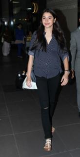 Anushka Sharma feet photo thumbnail