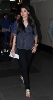 Anushka Sharma feet photo thumbnail