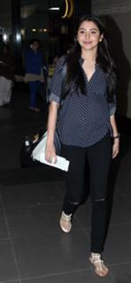 Anushka Sharma feet photo thumbnail