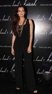 Dia Mirza feet photo thumbnail