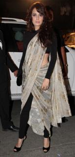 Dia Mirza feet photo thumbnail