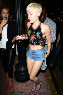Miley Cyrus feet photo thumbnail