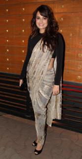 Dia Mirza feet photo thumbnail