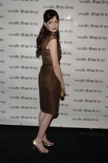 Anne Hathaway feet photo thumbnail