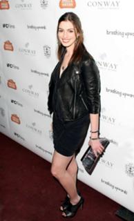 Anne Hathaway feet photo thumbnail