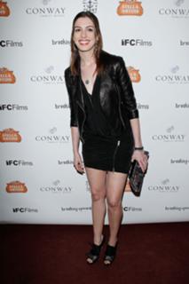 Anne Hathaway feet photo thumbnail