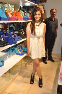 Alia Bhatt feet photo thumbnail