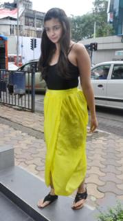 Alia Bhatt feet photo thumbnail