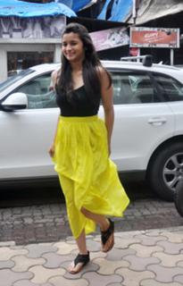 Alia Bhatt feet photo thumbnail