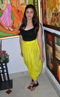 Alia Bhatt feet photo thumbnail