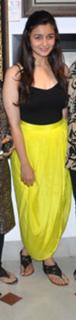 Alia Bhatt feet photo thumbnail