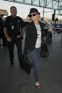 Reese Witherspoon feet photo thumbnail