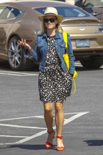 Reese Witherspoon feet photo thumbnail