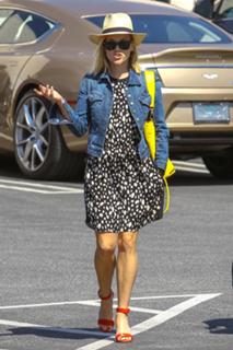Reese Witherspoon feet photo thumbnail