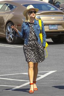 Reese Witherspoon feet photo thumbnail