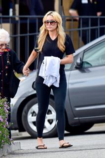 Amanda Bynes feet photo thumbnail