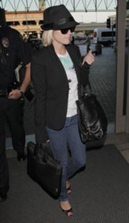 Reese Witherspoon feet photo thumbnail