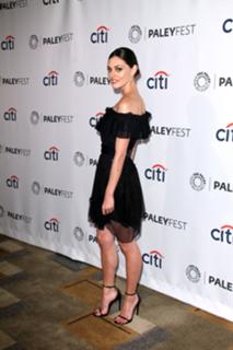 Phoebe Tonkin feet photo thumbnail
