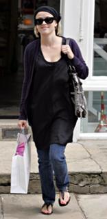 Reese Witherspoon feet photo thumbnail