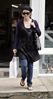 Reese Witherspoon feet photo thumbnail
