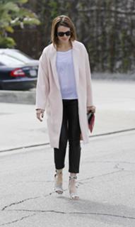 Mandy Moore feet photo thumbnail