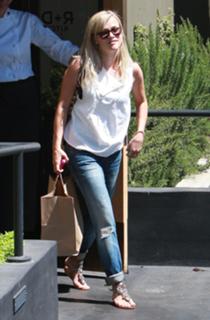 Reese Witherspoon feet photo thumbnail