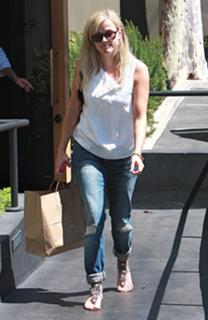 Reese Witherspoon feet photo thumbnail