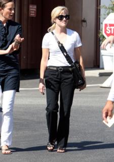 Reese Witherspoon feet photo thumbnail
