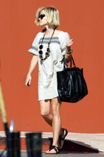 Reese Witherspoon feet photo thumbnail