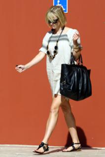 Reese Witherspoon feet photo thumbnail