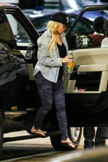 Christina Aguilera feet photo thumbnail