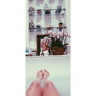Gigi Hadid feet photo thumbnail
