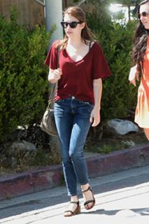 Emma Roberts feet photo thumbnail