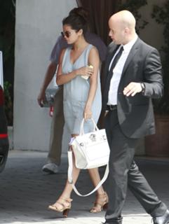 Selena Gomez feet photo thumbnail