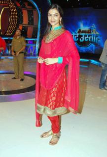 Deepika Padukone feet photo thumbnail