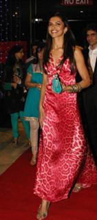 Deepika Padukone feet photo thumbnail