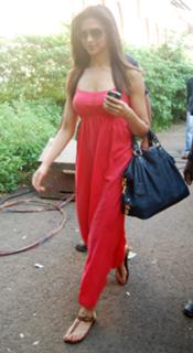 Deepika Padukone feet photo thumbnail