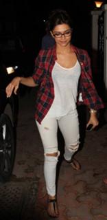 Deepika Padukone feet photo thumbnail