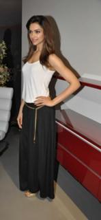 Deepika Padukone feet photo thumbnail