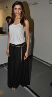 Deepika Padukone feet photo thumbnail