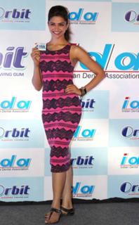 Deepika Padukone feet photo thumbnail